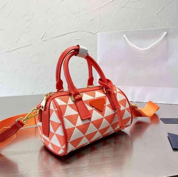 2022 new designer bag pillow bags luxury diagonal shoulder bag women fashion two-tone canvas triangle handbags handbag wide strap crossbody
2022 new designer bag pillow bags luxury diagonal shoulder bag women fashion two-tone canvas triangle handbags handbag wide strap crossbody