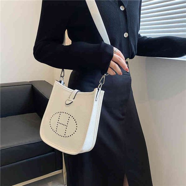 2022 fashion women's solid color simple small square bag texture one shoulder messenger pu signature women's out of the
2022 fashion women's solid color simple small square bag texture one shoulder messenger pu signature women's out of the