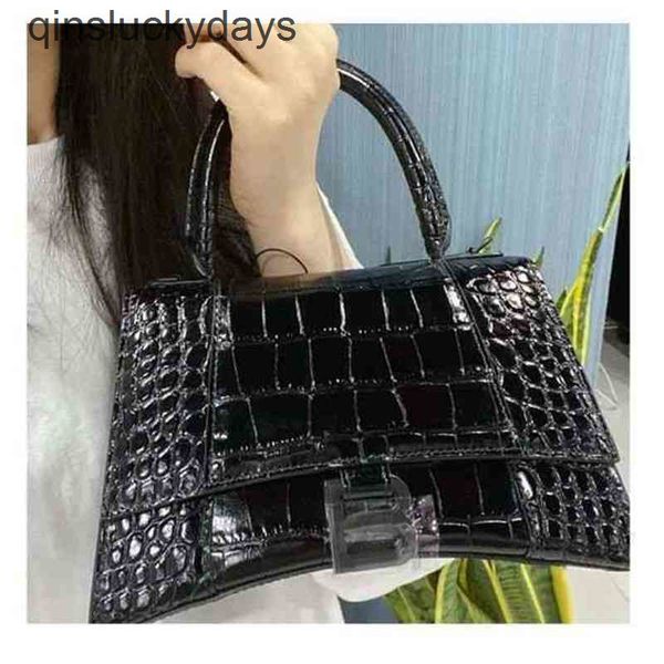 designer balenciga women's 2022 spring and summer hourglass leather crescent portable one shoulder cross carry
designer balenciga women's 2022 spring and summer hourglass leather crescent portable one shoulder cross carry