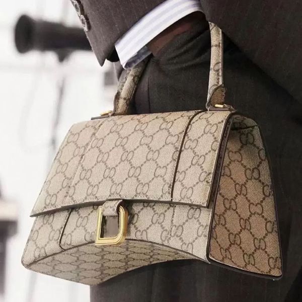 joint name hourglass handbag crossbody bags shoulder bag women designer messenger bags co-branded hourglasss lady fashion half moon purse ev
joint name hourglass handbag crossbody bags shoulder bag women designer messenger bags co-branded hourglasss lady fashion half moon purse ev