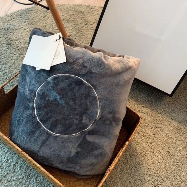 vip gift blankets 2023 winter new luxurious c pattern logo blanket 150 x200cm classic designer tapestries for travel home bath towel office
vip gift blankets 2023 winter new luxurious c pattern logo blanket 150 x200cm classic designer tapestries for travel home bath towel office