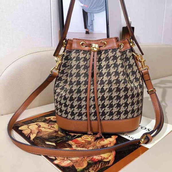 bags large capacity handbag sling shoulder diagonal straddle female drawstring bag winter new bird lattice bucket purses
bags large capacity handbag sling shoulder diagonal straddle female drawstring bag winter new bird lattice bucket purses