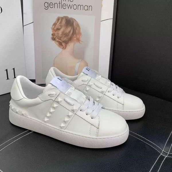valentinoe''valentinoity''sneakers shoes 2022 luxury designer dress rockrunner backnet perforated bands white black leat
valentinoe''valentinoity''sneakers shoes 2022 luxury designer dress rockrunner backnet perforated bands white black leat
