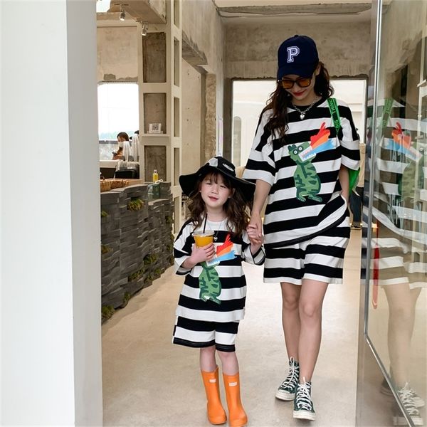 family matching outfits summer cotton cartoon dinosaur clothes sets family matching outfits mother and children clothings 220914, Blue
family matching outfits summer cotton cartoon dinosaur clothes sets family matching outfits mother and children clothings 220914, Blue