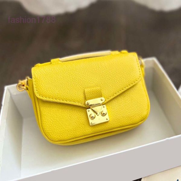 mini chain bag messenger crossbody bag plain shoulder handbag purses women embossing letter metal hardware hasp flap wallet interior compart
mini chain bag messenger crossbody bag plain shoulder handbag purses women embossing letter metal hardware hasp flap wallet interior compart
