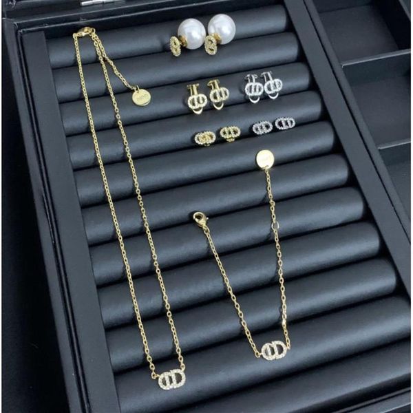 2020luxury jewelry letter earrings female internet celebrity mini ear clip high version necklace bracelet281d, Black
2020luxury jewelry letter earrings female internet celebrity mini ear clip high version necklace bracelet281d, Black