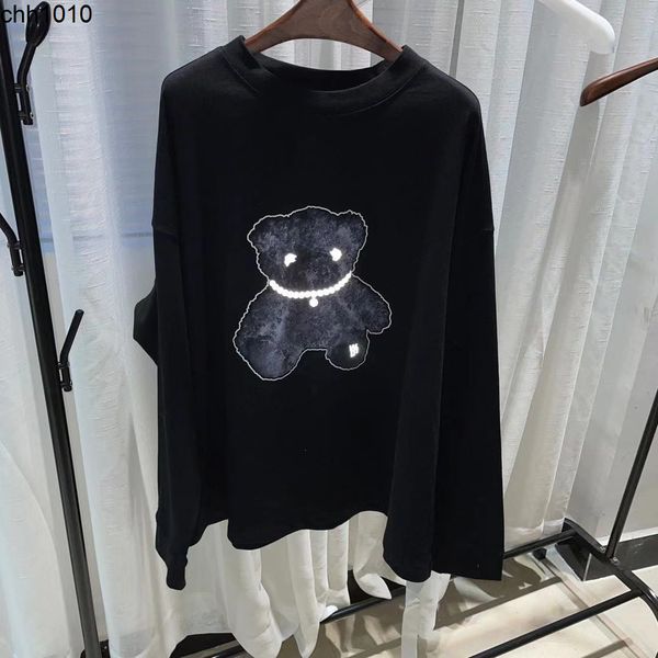 correct version we11done 3m reflective pearl necklace luminous bear long sleeve welldone sweater t-shirt, Black 
correct version we11done 3m reflective pearl necklace luminous bear long sleeve welldone sweater t-shirt, Black