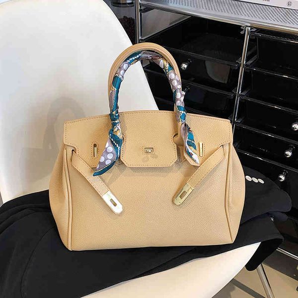 herme bags 2022 new personality silk scarf handbag fashion all-match commuter street bag shoulder crossbody
herme bags 2022 new personality silk scarf handbag fashion all-match commuter street bag shoulder crossbody