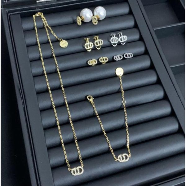 2020luxury jewelry letter earrings female internet celebrity mini ear clip high version necklace bracelet226s, Black
2020luxury jewelry letter earrings female internet celebrity mini ear clip high version necklace bracelet226s, Black