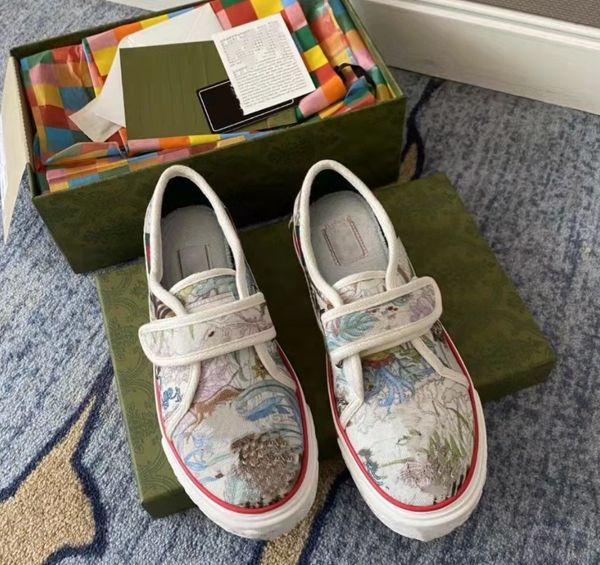 new luxury brand women's flat shoes embroidered old flower canvas shoes casual fashion men sports shoes skateboard, Black
new luxury brand women's flat shoes embroidered old flower canvas shoes casual fashion men sports shoes skateboard, Black
