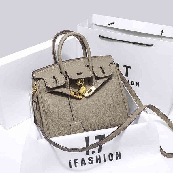herme bags bag 2022 new fashion leather women's bag light luxury large capacity portable messenger 
herme bags bag 2022 new fashion leather women's bag light luxury large capacity portable messenger
