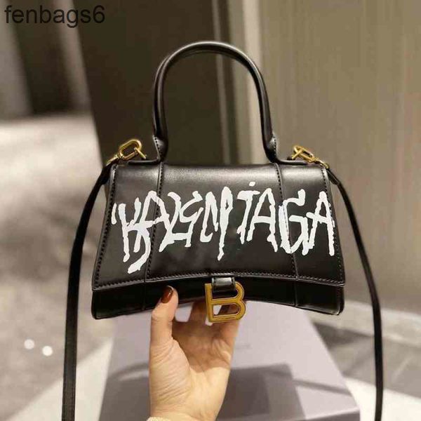 vintage premium balencaigass home bag bags handbags letter luxury designer buckle graffiti hourglass leather women's portable one sho 1
vintage premium balencaigass home bag bags handbags letter luxury designer buckle graffiti hourglass leather women's portable one sho 1