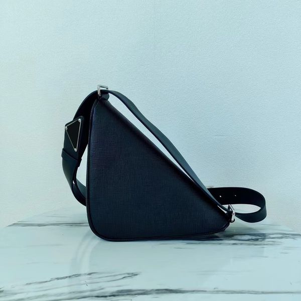 2022 small full leather backpack calfskin bracelet bag ladies triangle fashion new retro luxury designer popular versatile messenger handbag
2022 small full leather backpack calfskin bracelet bag ladies triangle fashion new retro luxury designer popular versatile messenger handbag