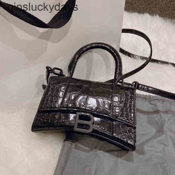 designer balenciga female 2022 handbag fashion b-button hourglass messenger armpit leather crocodile pattern o ga70
designer balenciga female 2022 handbag fashion b-button hourglass messenger armpit leather crocodile pattern o ga70