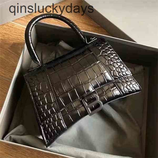 high ltaly designer balencaigabag b sense home hourglass crocodile leather single messenger portable b-button
high ltaly designer balencaigabag b sense home hourglass crocodile leather single messenger portable b-button