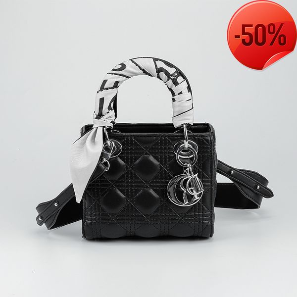 designer bags women's luxury embroidered hand-in-hand silk scarf with long shoulder strap niche design ins princess diana
designer bags women's luxury embroidered hand-in-hand silk scarf with long shoulder strap niche design ins princess diana