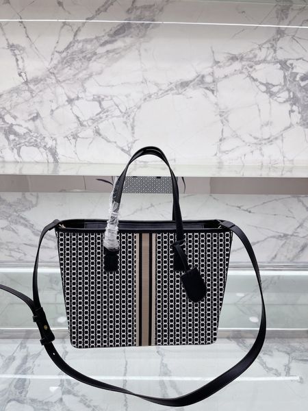 luxury designer shopping bag 2022 new hand-held messenger shoulder multi-purpose versatile and practical one the quality is superb canvas ha
luxury designer shopping bag 2022 new hand-held messenger shoulder multi-purpose versatile and practical one the quality is superb canvas ha