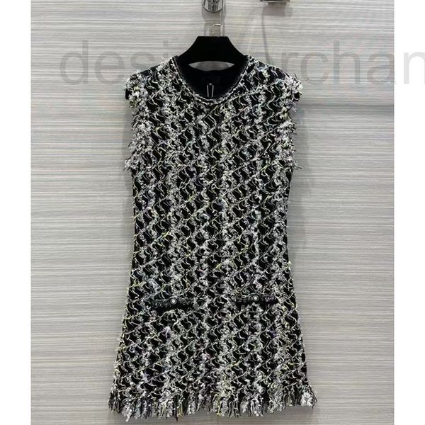 casual dresses designer 2022 spring and summer new small fragrance color woven tassel black white round neck sleeveless high waist slim wome, Black;gray
casual dresses designer 2022 spring and summer new small fragrance color woven tassel black white round neck sleeveless high waist slim wome, Black;gray