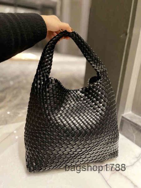 tote weave evening bucket bags bags fashion high-quality designer handbag travel shoulder messenger phone purses crossbody female wallet 22
tote weave evening bucket bags bags fashion high-quality designer handbag travel shoulder messenger phone purses crossbody female wallet 22