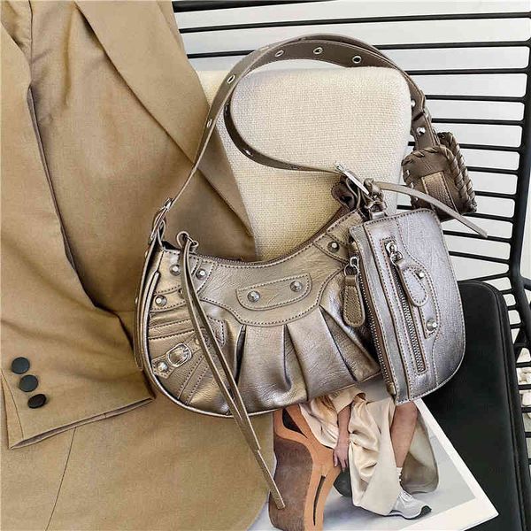 bags handbag designer shoulder bag women retro pleated crescent crossbody underarm female luxury rivet motorcycle bag 220915
bags handbag designer shoulder bag women retro pleated crescent crossbody underarm female luxury rivet motorcycle bag 220915