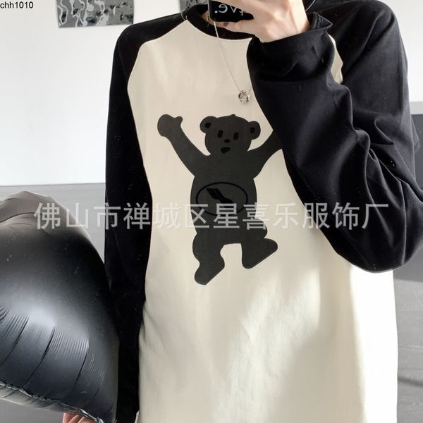 flocked bear black and white stitching long sleeve correct we11done autumn and winter new trend men's and women's versatile t-shir
flocked bear black and white stitching long sleeve correct we11done autumn and winter new trend men's and women's versatile t-shir
