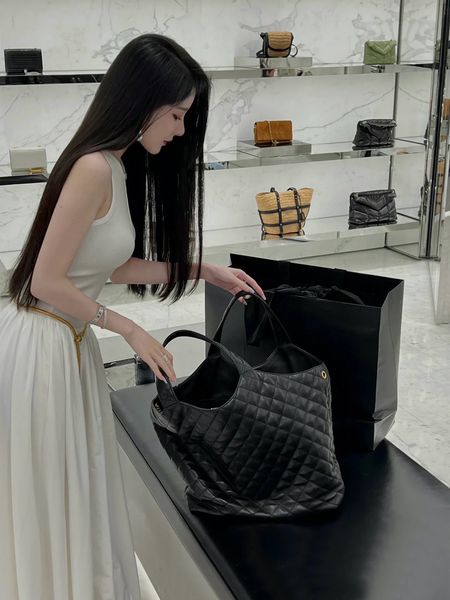 luxury designer tote has a small delicate bag inside that is large enough for a woman with lot of things to carry around the 2022 handbag ti, Red;black
luxury designer tote has a small delicate bag inside that is large enough for a woman with lot of things to carry around the 2022 handbag ti, Red;black