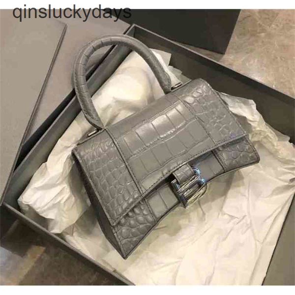 handbags designer female balencaigabag 2022 fashion b-button hourglass messenger armpit leather crocodile patt
handbags designer female balencaigabag 2022 fashion b-button hourglass messenger armpit leather crocodile patt