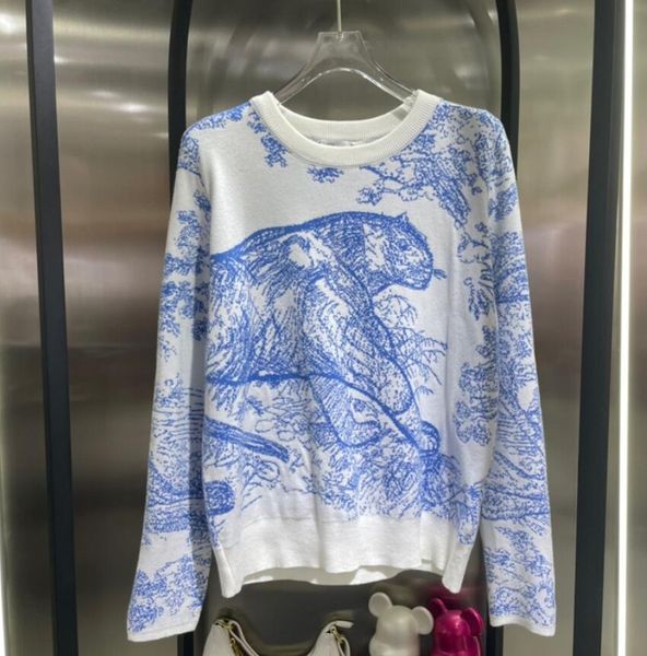 women's sweaters autumn 2022 new knitted luxury brand round neck all d lettering thickened fashionable long sleeved women sweater, White;black
women's sweaters autumn 2022 new knitted luxury brand round neck all d lettering thickened fashionable long sleeved women sweater, White;black