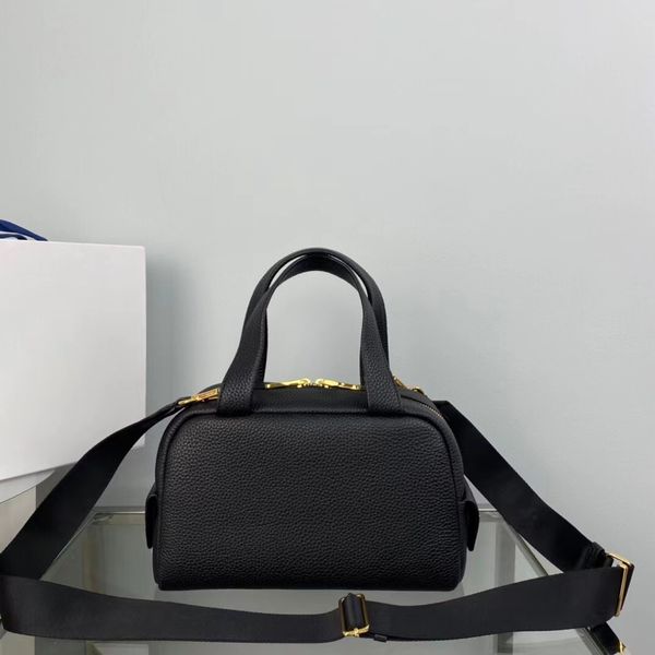 2022 autumn and winter new bowling bag classic retro cowhide texture wild one-shoulder messenger portable fashion simple large-capacity full
2022 autumn and winter new bowling bag classic retro cowhide texture wild one-shoulder messenger portable fashion simple large-capacity full