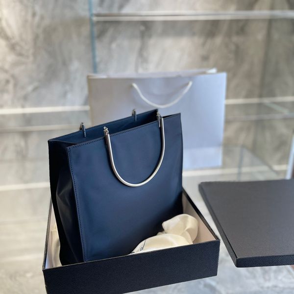 2022 fashion luxury totes lady underarm bags handbag women designers large capacity shopping bag
2022 fashion luxury totes lady underarm bags handbag women designers large capacity shopping bag