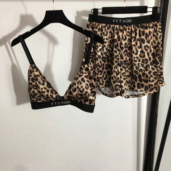 22 designer active sets fashion king's yoga workout kit women casual sports suit leopard print halter underwear elastic waist wide leg
22 designer active sets fashion king's yoga workout kit women casual sports suit leopard print halter underwear elastic waist wide leg