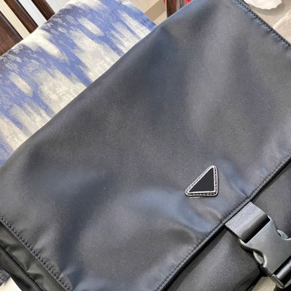 2022 classic designer men cross body bag new fashion messenger bags school bookbag post handbags
2022 classic designer men cross body bag new fashion messenger bags school bookbag post handbags