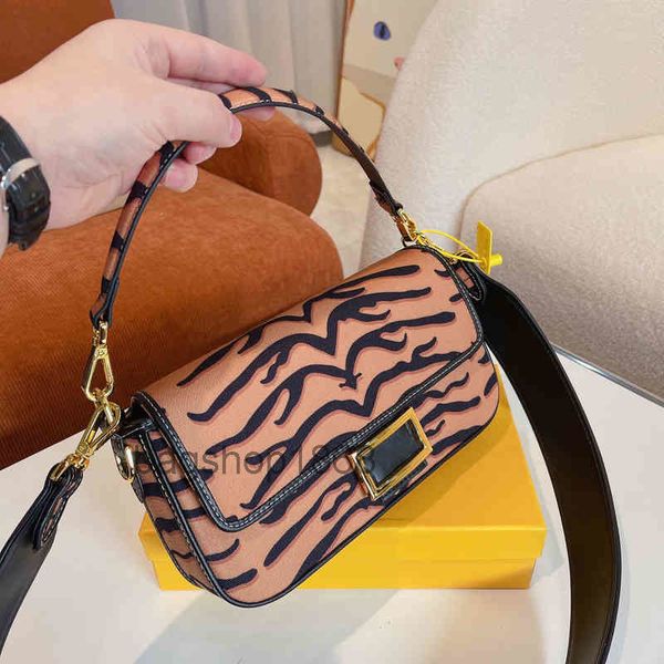 22s designer bag embroidery canvas tiger stripes bags women handbag shoulder luxury designer crossbody female tie dye purses with two belt 2
22s designer bag embroidery canvas tiger stripes bags women handbag shoulder luxury designer crossbody female tie dye purses with two belt 2