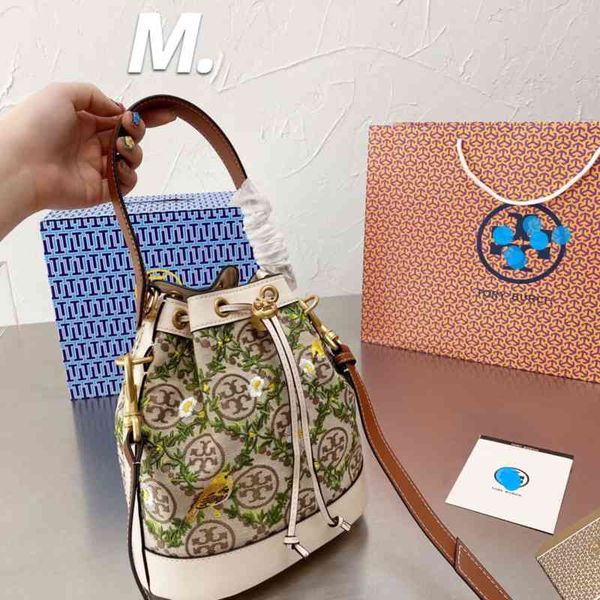 bucket bag single shoulder portable messenger fashion generous trend temperament net red versatile purses designer handbags sale women 
bucket bag single shoulder portable messenger fashion generous trend temperament net red versatile purses designer handbags sale women