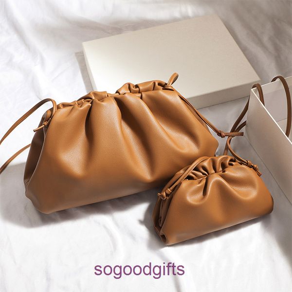pouch bag designer bottegas handbags women venetas clutch bags 2022 new wrinkled cloud bag soft leather high-grade feeling dumpling bag leat
pouch bag designer bottegas handbags women venetas clutch bags 2022 new wrinkled cloud bag soft leather high-grade feeling dumpling bag leat
