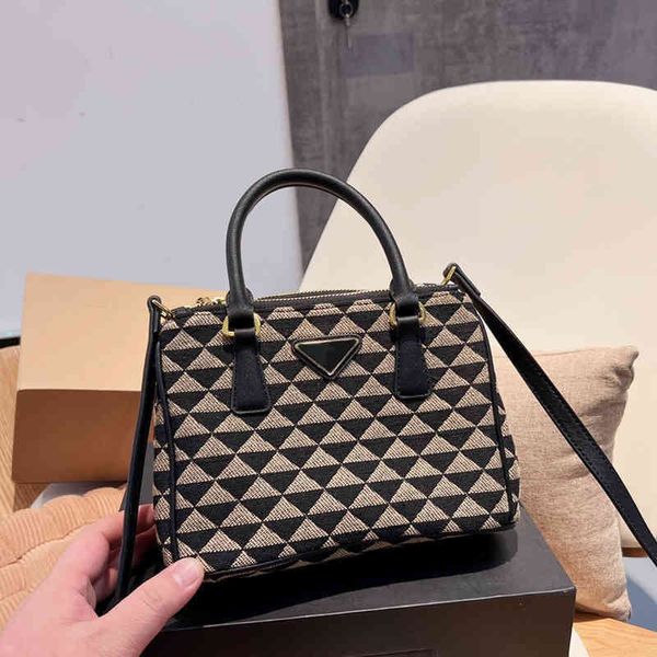 totes designer handbag women crossbody bags fashion shopping tote crossbody female triangle print purses 220510
totes designer handbag women crossbody bags fashion shopping tote crossbody female triangle print purses 220510