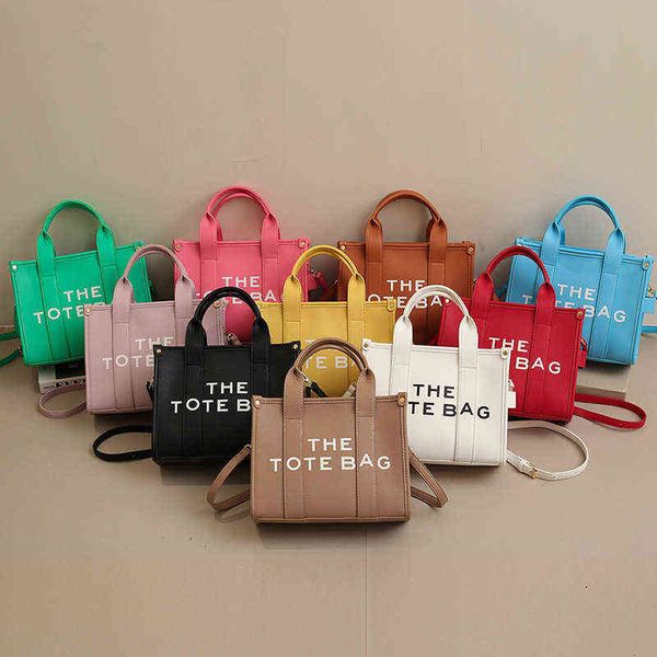 totes 2022 fashion small tote bag for women designer letters handbags pu leather luxury matte shoulder crossbody bags shopper purses y2209
totes 2022 fashion small tote bag for women designer letters handbags pu leather luxury matte shoulder crossbody bags shopper purses y2209