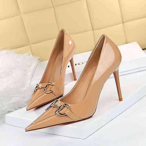 826-1 sandals korean fashion slim high heel shiny lacquer leather shallow mouth pointed metal buckle decorative single shoe, Black
826-1 sandals korean fashion slim high heel shiny lacquer leather shallow mouth pointed metal buckle decorative single shoe, Black