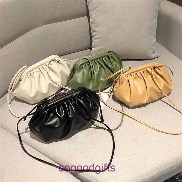 pouch bag designer bottegas handbags women venetas clutch bags 2022 hand held cloud bag clip women's new 2022 summer french design text
pouch bag designer bottegas handbags women venetas clutch bags 2022 hand held cloud bag clip women's new 2022 summer french design text