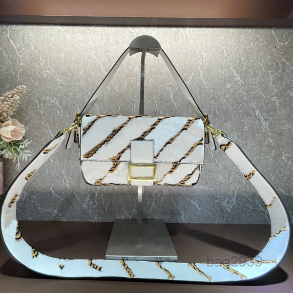 evening bags baguette bag medium women crossbody bags gold metal classic embroidery pattern handbag purse magnetic buckle detachable belt n
evening bags baguette bag medium women crossbody bags gold metal classic embroidery pattern handbag purse magnetic buckle detachable belt n