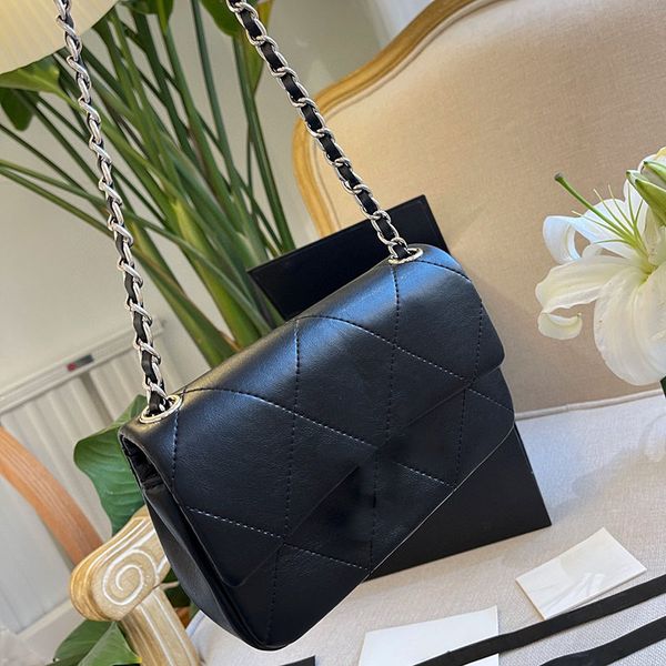 women mini luxury designer messenger bags fashion matelasse chain genuine leather quilted classic flap shoulder bag clutch retro trend handb
women mini luxury designer messenger bags fashion matelasse chain genuine leather quilted classic flap shoulder bag clutch retro trend handb