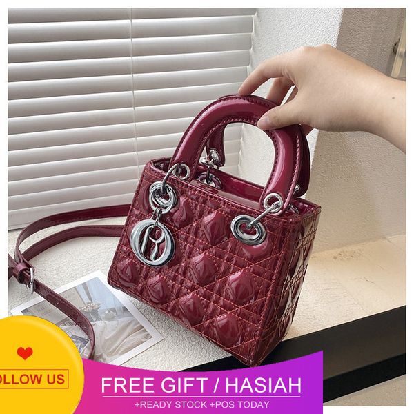 designer bags bag women's 2022 spring and summer new fashion embroidered thread portable shoulder corns perforated rhombic lattice mess
designer bags bag women's 2022 spring and summer new fashion embroidered thread portable shoulder corns perforated rhombic lattice mess