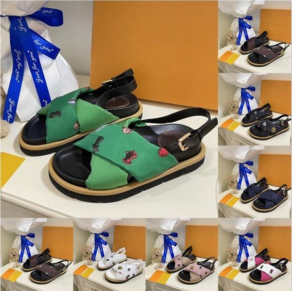 2022 designer cross tarps sandals slippers new r luxury slides men summer rubber beach slide fashion scuffs slippers indoor shoes size 35-40, Black
2022 designer cross tarps sandals slippers new r luxury slides men summer rubber beach slide fashion scuffs slippers indoor shoes size 35-40, Black