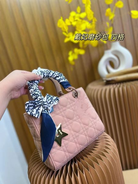 2022 new designer bag totes bags handbag the tote bag shoulder crossbody saddle women fashion luxurys designe mini makeup snapsclassic casua, Red;black
2022 new designer bag totes bags handbag the tote bag shoulder crossbody saddle women fashion luxurys designe mini makeup snapsclassic casua, Red;black