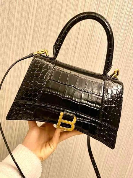 women luxury designer bag balenicagas b-shaped hourglass advanced texture 2022 new fashion this year one shoulder cross body simple and vers
women luxury designer bag balenicagas b-shaped hourglass advanced texture 2022 new fashion this year one shoulder cross body simple and vers