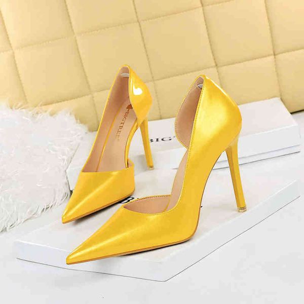 1363-2 sandals korean high heels women's shoes thin super bright lacquer leather shallow mouth pointed side hollow single, Black
1363-2 sandals korean high heels women's shoes thin super bright lacquer leather shallow mouth pointed side hollow single, Black