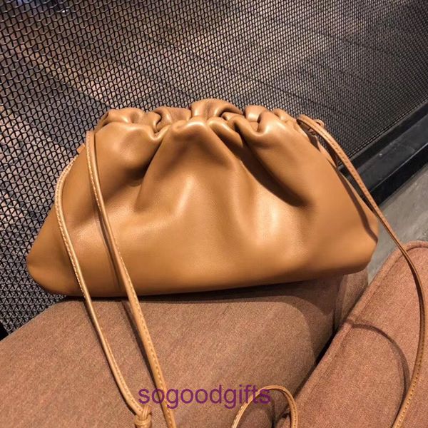 pouch bag designer bottegas handbags women venetas clutch bags new cloud bag fashion women's dumpling fold net red underarm soft leathe
pouch bag designer bottegas handbags women venetas clutch bags new cloud bag fashion women's dumpling fold net red underarm soft leathe