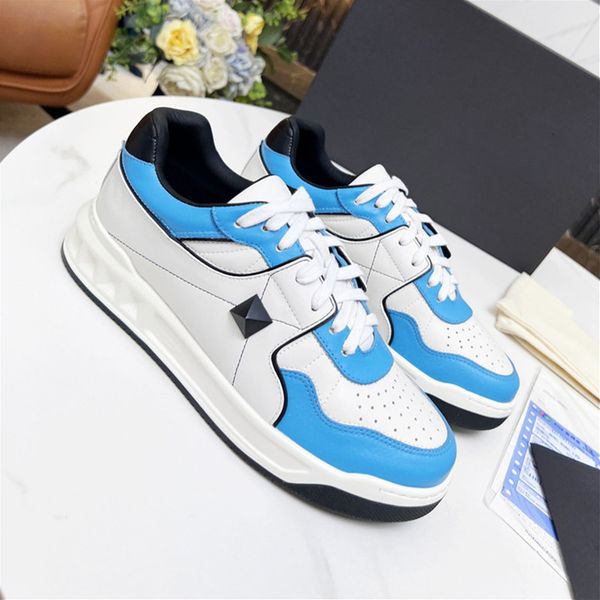 the latest fashion week catwalk couples classic color matching low-casual shoes size 35-45
the latest fashion week catwalk couples classic color matching low-casual shoes size 35-45