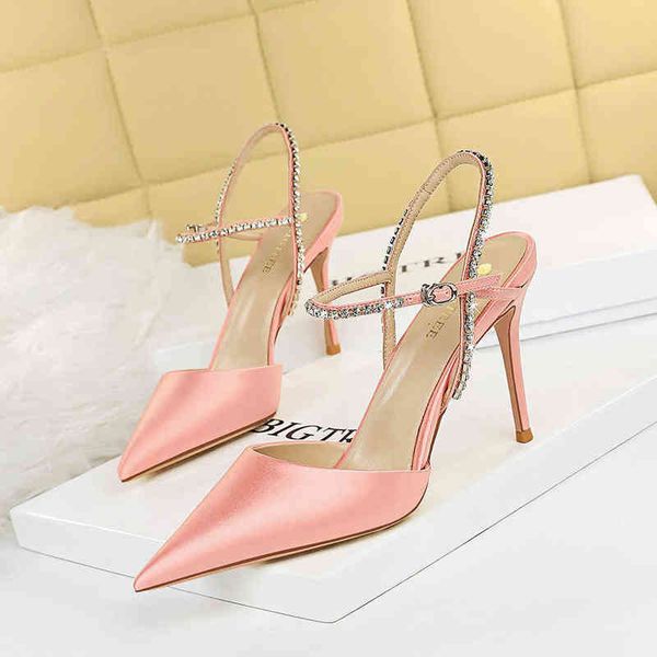 221-1 sandals korean banquet fine heel high-heeled silk satin shallow mouth pointed hollow out summer women's shoes rhinestone one-side, Black
221-1 sandals korean banquet fine heel high-heeled silk satin shallow mouth pointed hollow out summer women's shoes rhinestone one-side, Black