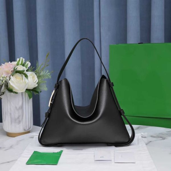 winter new cradle triangle armpit bag triangle buckle with large space capacity suitable for mixing and matching
winter new cradle triangle armpit bag triangle buckle with large space capacity suitable for mixing and matching